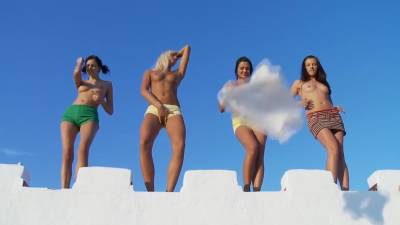 Cuatro Almejas En El Tejado - Mia - hotmovs.com