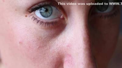 Voluptuous Nichole Plays With Herself - upornia.com