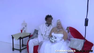 Mature bride gives head and rides black cock - pornoxo.com