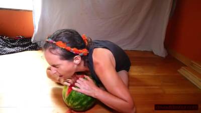 Solo Pussy-loving Milf Licks Fists Squirts On Watermelon Eats Squirt Messy! - hclips.com
