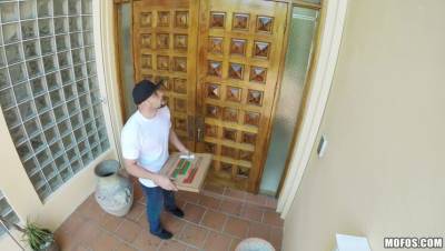 Nicole Bexley - Natural Teen Tricks Pizza Man - porntry.com