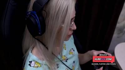 Sie Wollte Nur Ps4 Spielen, Aber Er Hat Ihr Nicht Eine Chanc - upornia.com - Germany