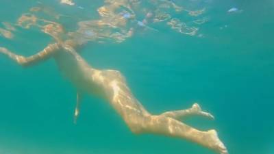 Totaly Naked Underwater # Risky Swim With My New Friends - hclips.com