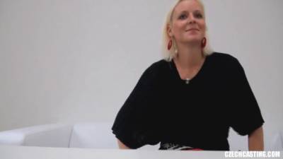 Blonde Girl Gets Fucked on White Couch - sexu.com - Czech Republic