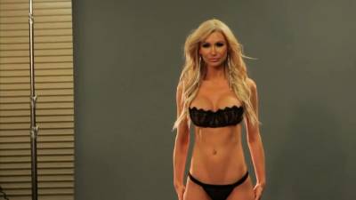 Huge boobs blonde posed in photo session - nvdvid.com