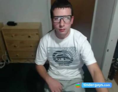 Cute nerdy boy cum to face on webcam - pornoxo.com