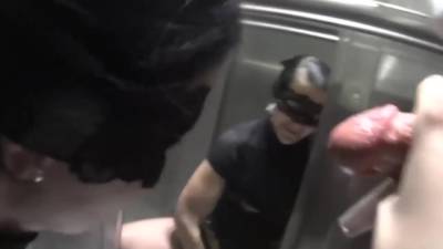 grosse ejac facial dans l ascenseur - txxx.com - France