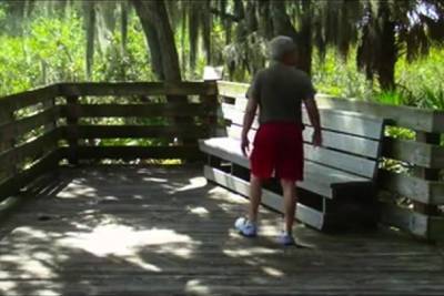 Gordo cepillandose a abuelo en el parque - nvdvid.com