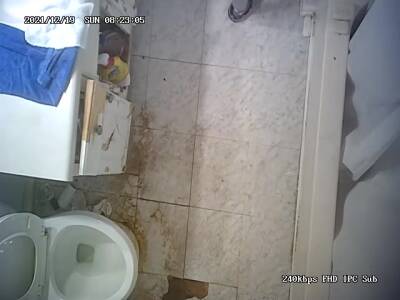 Milf bathroom unaware - voyeurhit.com