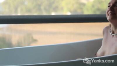 Kim Masturbating In Bathtub - hclips.com
