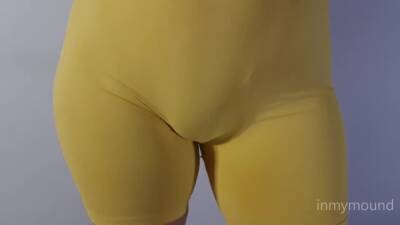 My Camel Toe In A Yellow Gym Leggings - hclips.com