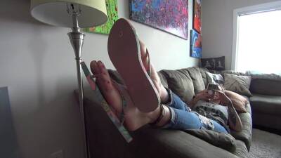 Gwen Rests Her Flip Flop Feet Right In Your Face! (full) 1080p Hd - hclips.com