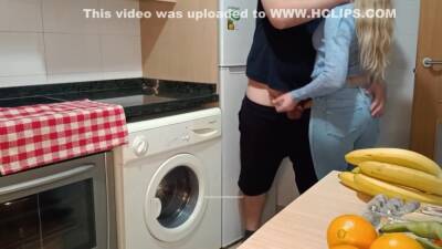 Rubia Caliente Provocando A Su Padrastro Para Follar - hclips.com