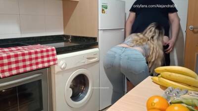 Rubia Caliente Provocando A Su Padrastro Para Follar - hclips.com