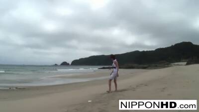 Asian hottie blows her man at the beach - sexu.com - Japan