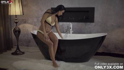 Lustful Shalina Devine masturbating before bath time - sexu.com - Romania