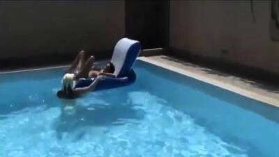 elle fist sa copine dans la piscine - nvdvid.com