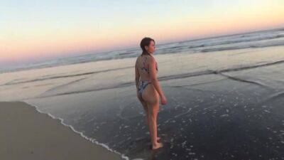 Cindy Chavez - Impresionante Mirar el Sol Esconderse en la Playa - Parte Final - upornia.com - Spain