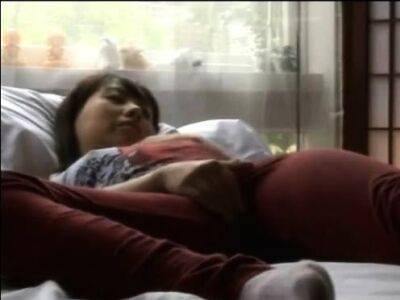 Asian girl masturbates on her bed. - drtuber.com