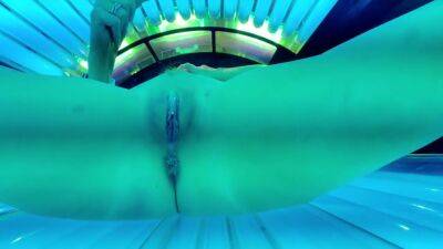 Trixie - Trixie Has Fun In The Tanning Bed 4 Min - hclips.com
