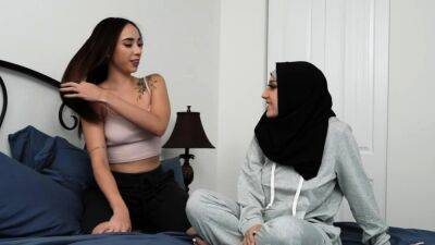 Violet had a wild threesome while wearing her hijab - drtuber.com