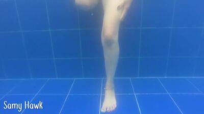 Amputee Touches Herself In The Pool - upornia.com