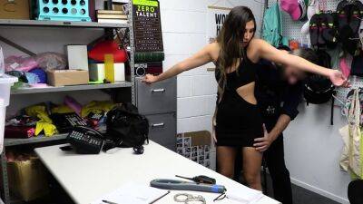 Latina teen thief giving a raise to cop - drtuber.com