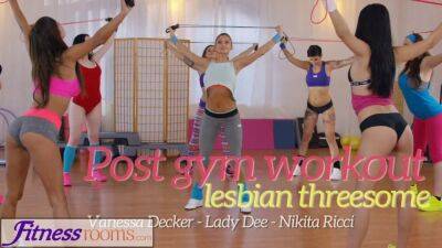 Girls in lycra share steamy threesome in the gym - sexu.com