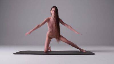 Skinny Girl Leona - upornia.com