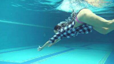 Hungarian Naked Sazan Cheharda Swimming Teasing - upornia.com - Hungary