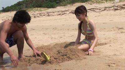 Very Skinny Asian Girl Makes Love With Her BF On The Beach - sunporno.com - Japan