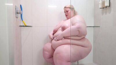 Ssbbw Showering Her Folds And Curves - hclips.com