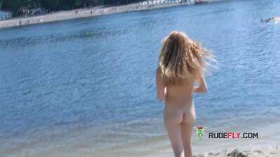 Nude beach girl has such a hot body and such a sexy little ass - sunporno.com