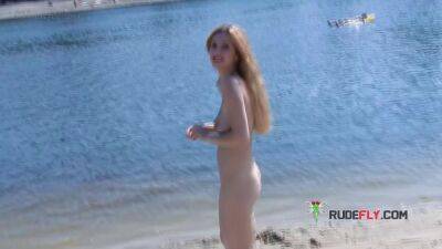 Nude beach girl has such a sensual body and such a blazing little ass - sunporno.com