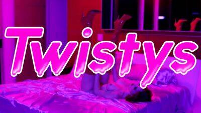 Busty Blonde - Busty blonde Kagney Linn Karter plays with petite Cadey Mercury - sexu.com