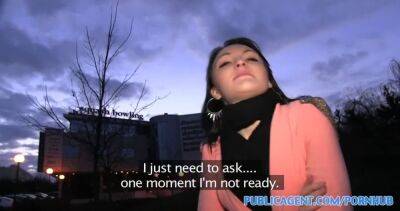 Black haired babe fucks to get fake modelling contract - sexu.com - Czech Republic
