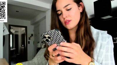 Cute amateur teen girl fingering her pussy on webcam - drtuber.com