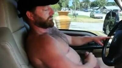 Muscle bear daddy cumming in truck - icpvid.com
