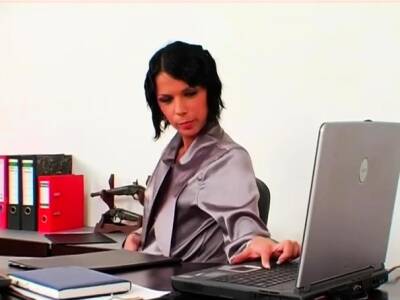 Her secretary is horny in the office - icpvid.com