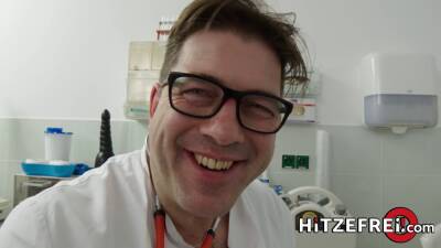 Fake doctor fucks a petite brunette patient - sexu.com - Germany