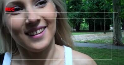 Amateur bimbo Viktoria Diamond does her best to get jizz - icpvid.com