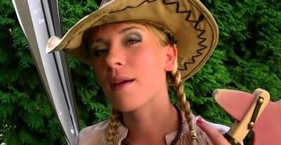 Bimbo Leony Aprill's slit stretched wide - nvdvid.com