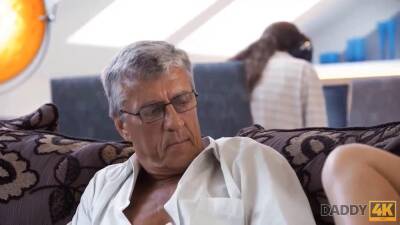 BF allettante finisce per Erica Black con il sesso con il suo patrigno - sexu.com