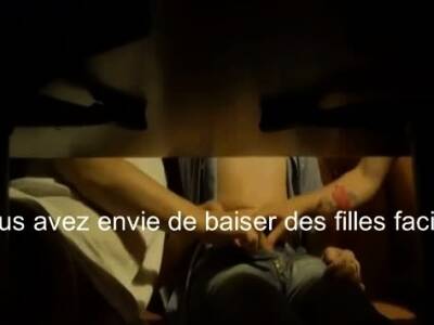 Deux filles suce sous la table au restaurant - drtuber.com - France