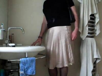 Demurely dressed crossdresser wanking and cumming - nvdvid.com