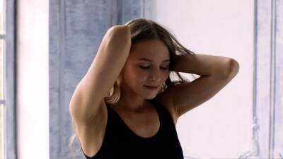 Petite Russian reveals her flexible body - drtuber.com - Russia
