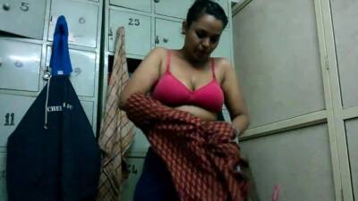 Horny Indian maid with no panties squirt - drtuber.com - India