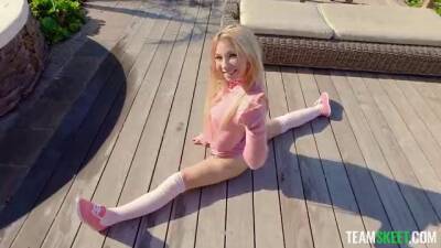 Flexible blonde porn star Kenzie Reeves spreads her legs to be fucked - sunporno.com