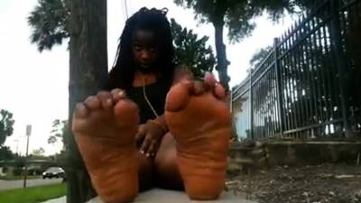 Dixie Black Girls Hot Ebony Ghetto Feet by the Roadside - nvdvid.com
