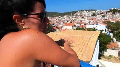 Une femme allemande se fait enculer sur un balcon en vacance - drtuber.com